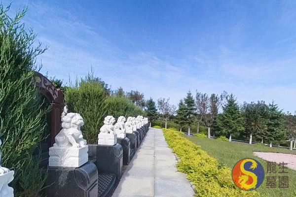沈陽陵園山環水抱，遼河墓園是安葬眾多已故名人的人文紀念園，被人們譽為藝術宮殿人生的后花園。