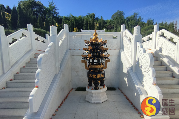 沈陽墓園為了滿足不同家庭的需求，在墓碑小型化、微型化、環?；幕A上，進一步豐富了龍生人文紀念園安葬形式！