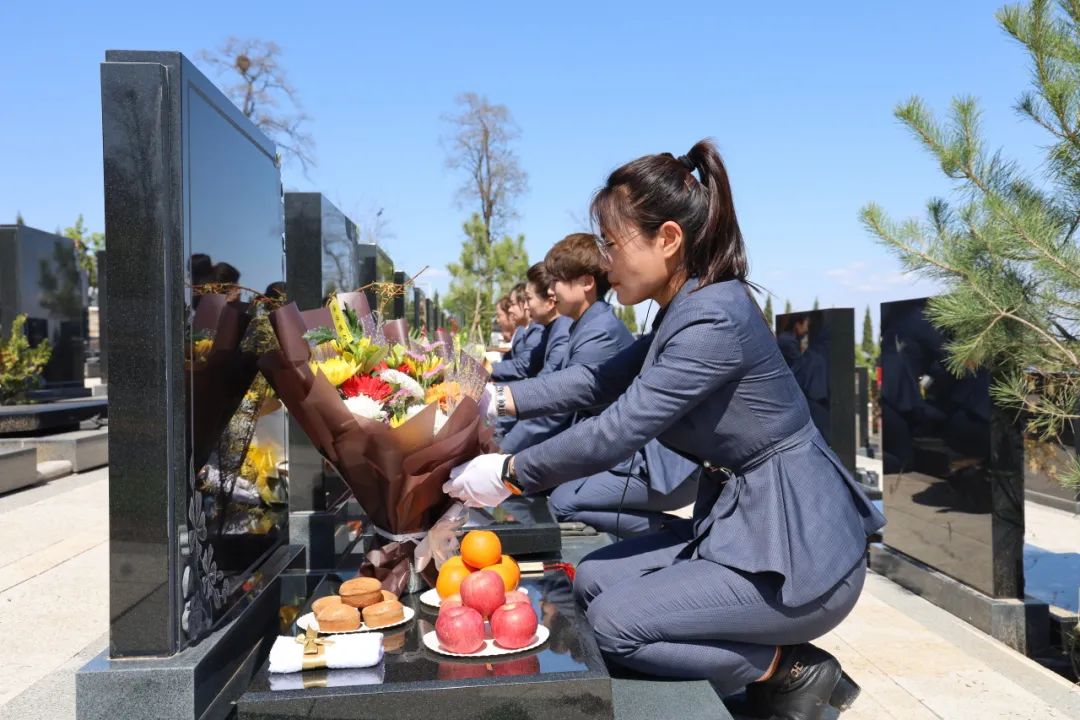 在前往沈陽墓地公墓進行祭掃時，駕車市民需要注意哪些事項？