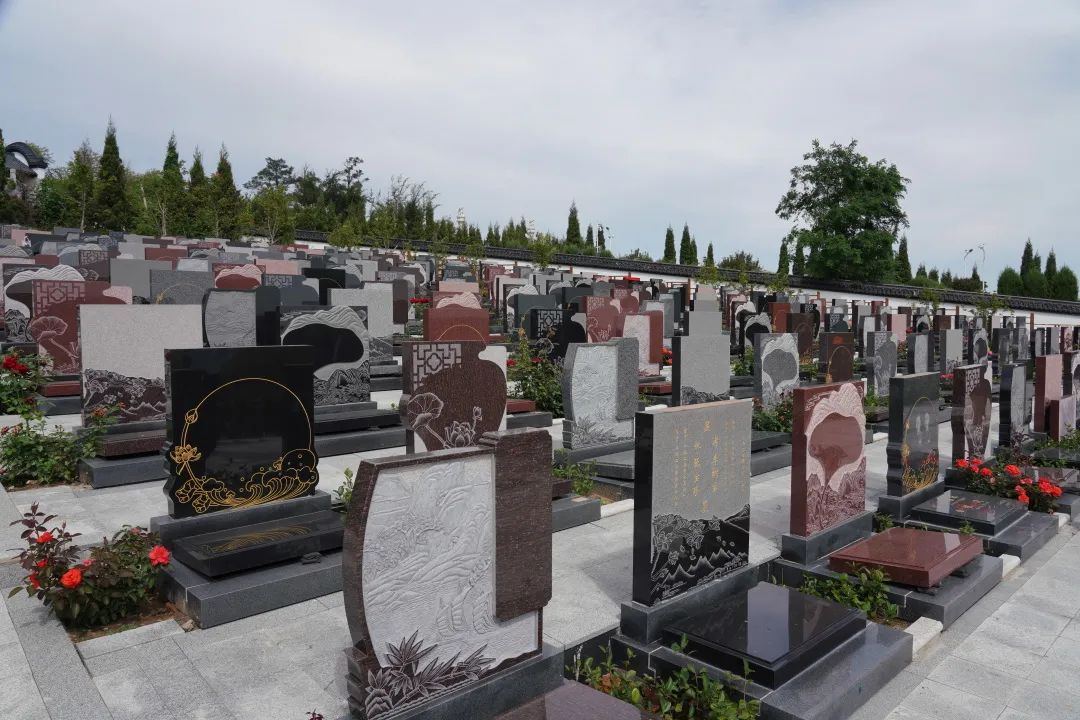 我們的眼淚濕潤著泥土，思念之情如迷霧般彌漫——沈陽陵園墓志銘