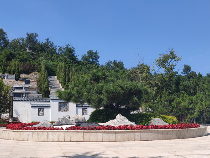 當沈陽墓地陵園發現墓位長期無人祭掃時，會如何通知家屬并處理相關事宜？